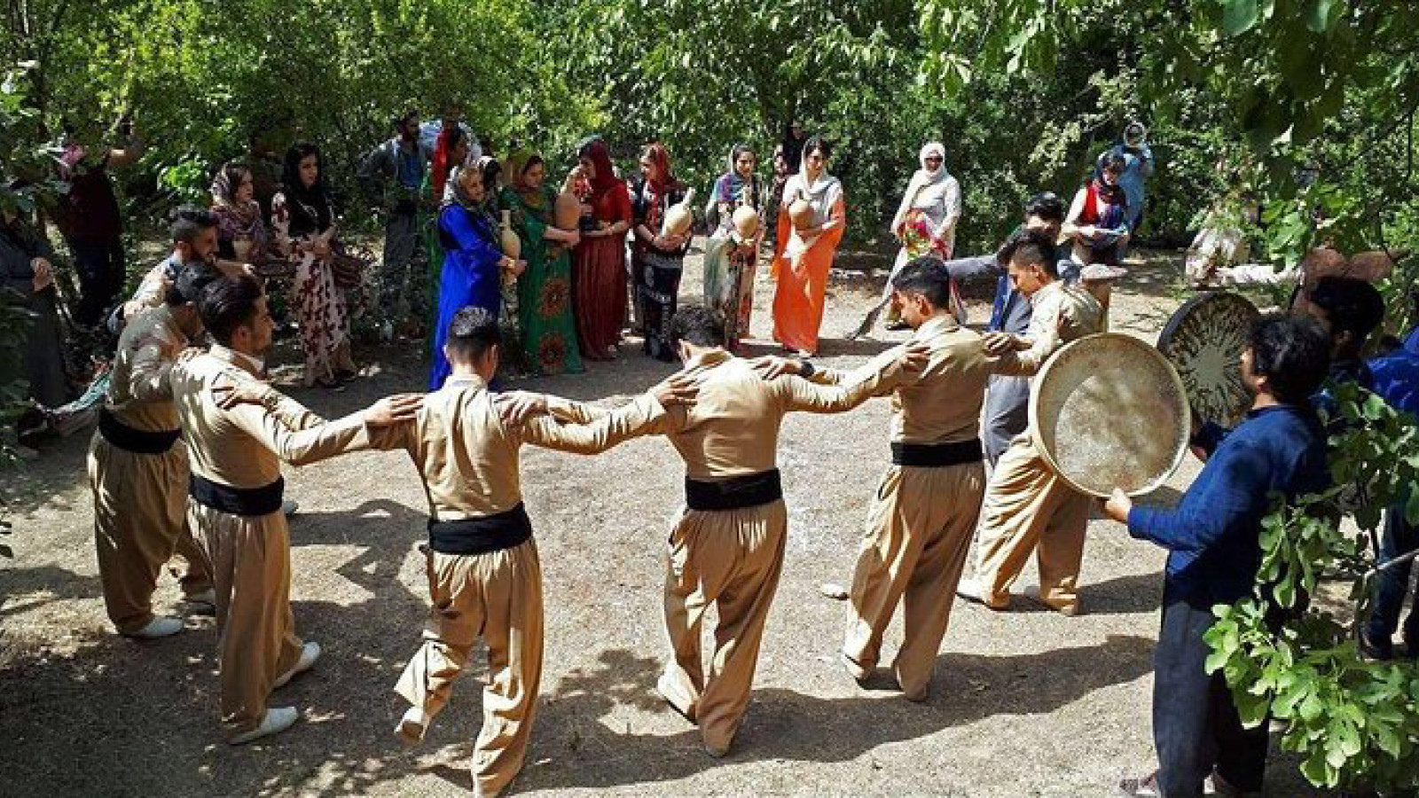 Celebración del inicio del verano (Festival del Ab Pashunak o salpicadura de agua)
