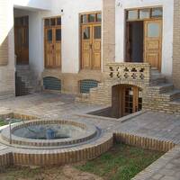 حیاط خانه تدین