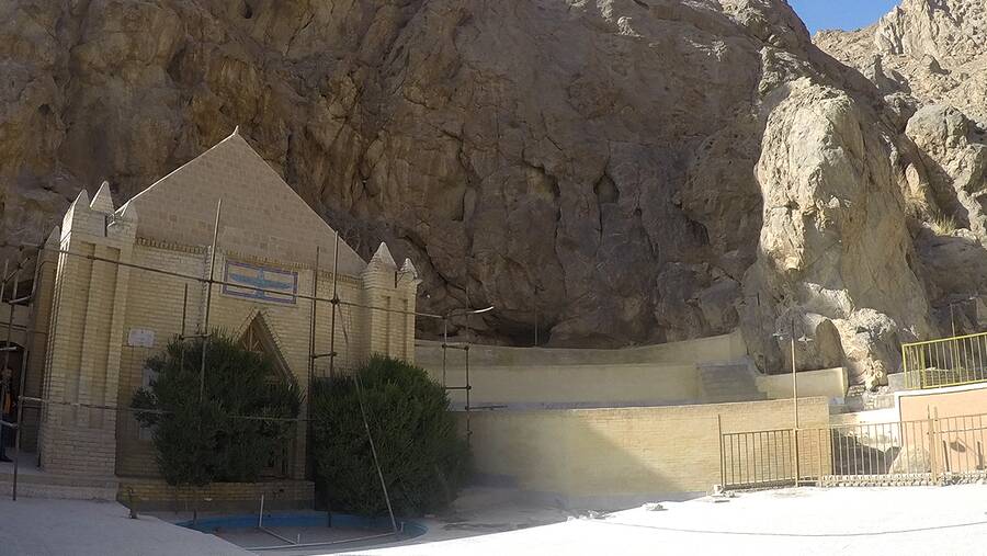 زیارتگاه نارستانه